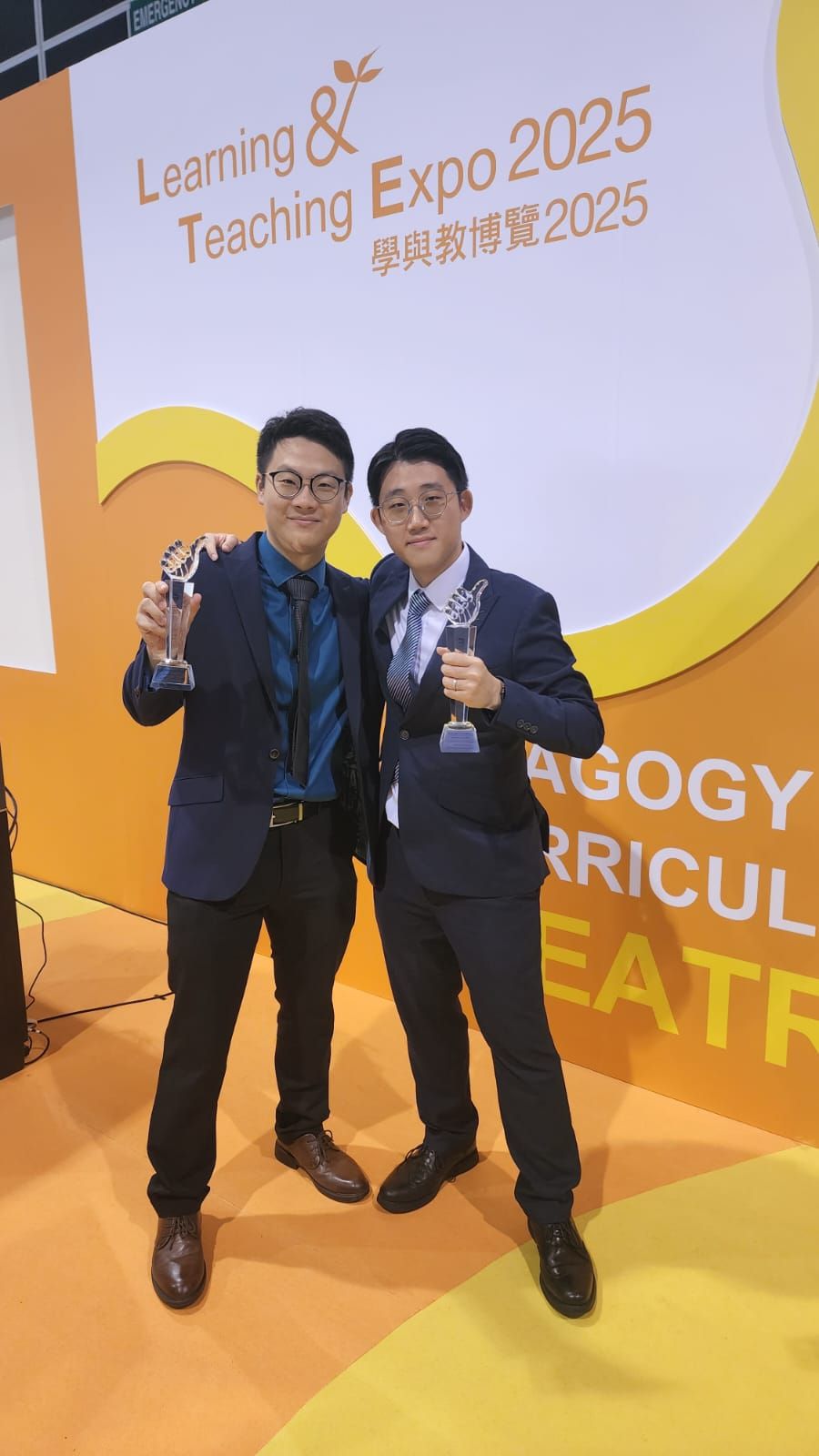 恭喜本校莊坤霖老師及黃志華老師在第七屆大灣區STEAM卓越獎2025(香港)當中脫穎而出，分別獲頒「十佳STEAM教師」和「傑出十佳STEAM教師」