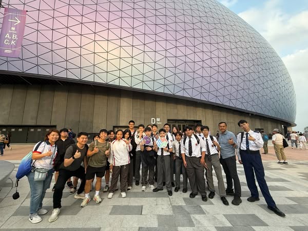 本校十多位少年警訊隊員獲邀出席香港國際七人欖球賽。