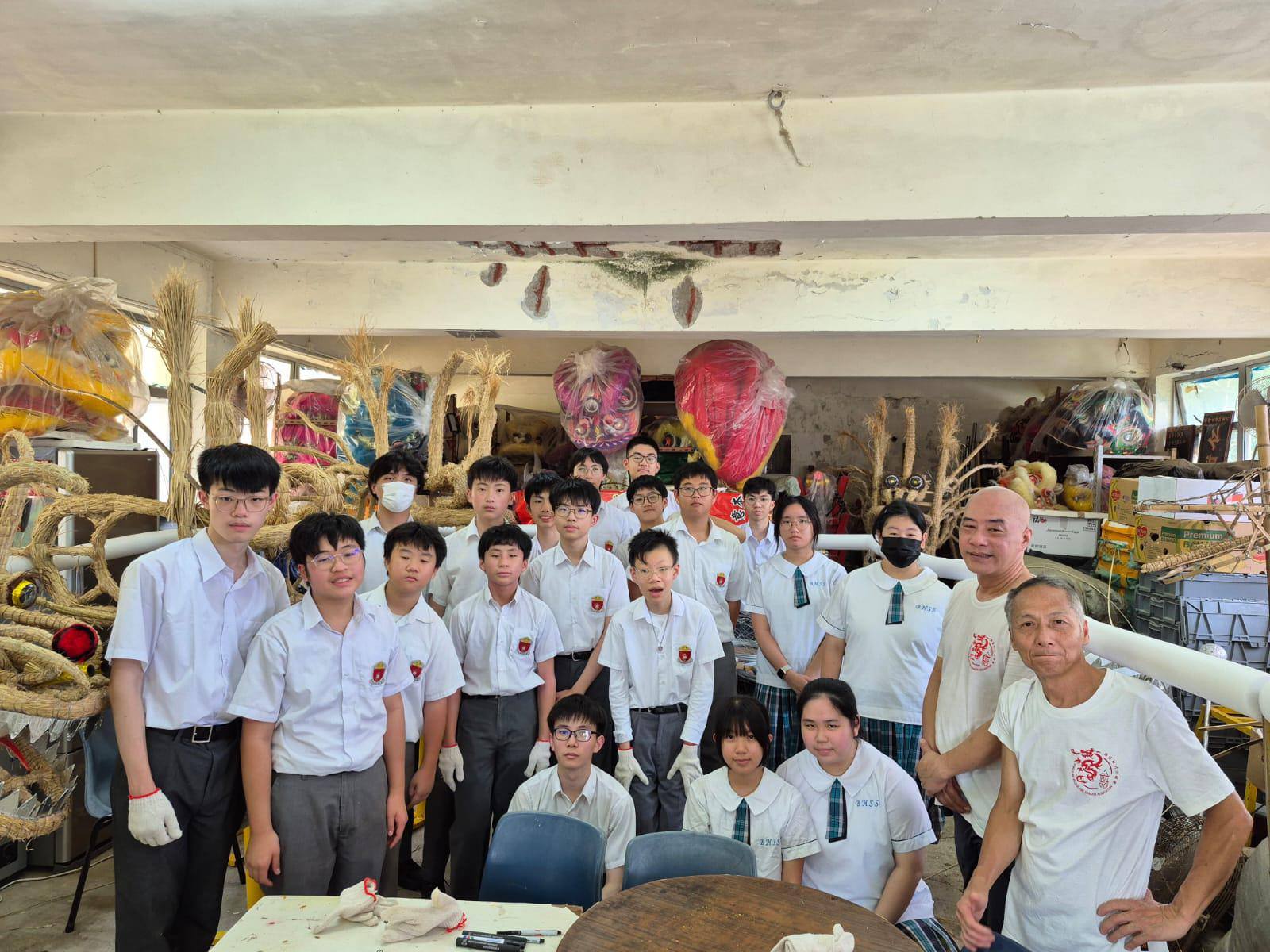 中四級中史科同學今天下午到薄扶林村進行火龍紮作體驗，認識香港非物質文化遺產