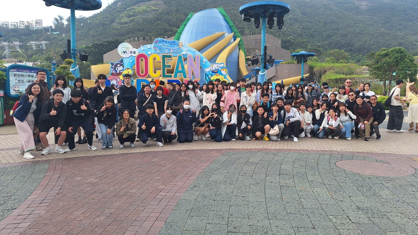 今天我們一行 80 多位師生與義工來到海洋公園，參加「賽馬會大熊貓探索之旅」