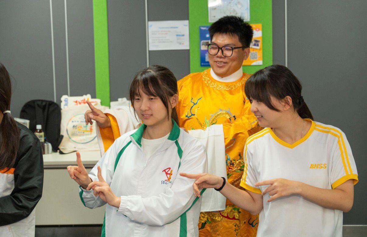 「何以中華」文化大使計劃的學生已完成計劃在第三層「優秀文化大使」涵蓋的本地考察及「非常粵劇」深度體驗工作坊