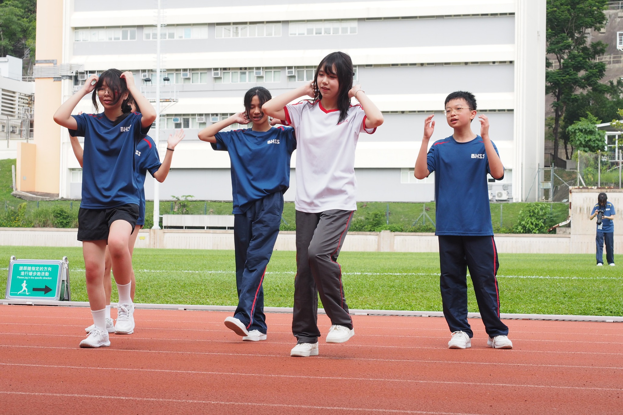 本年度陸運會於5月初舉行，縱然活動期間遇上雨天，導致少部分賽事未能完成，但無損全場熱鬧歡樂的氣氛。 - 圖片 7