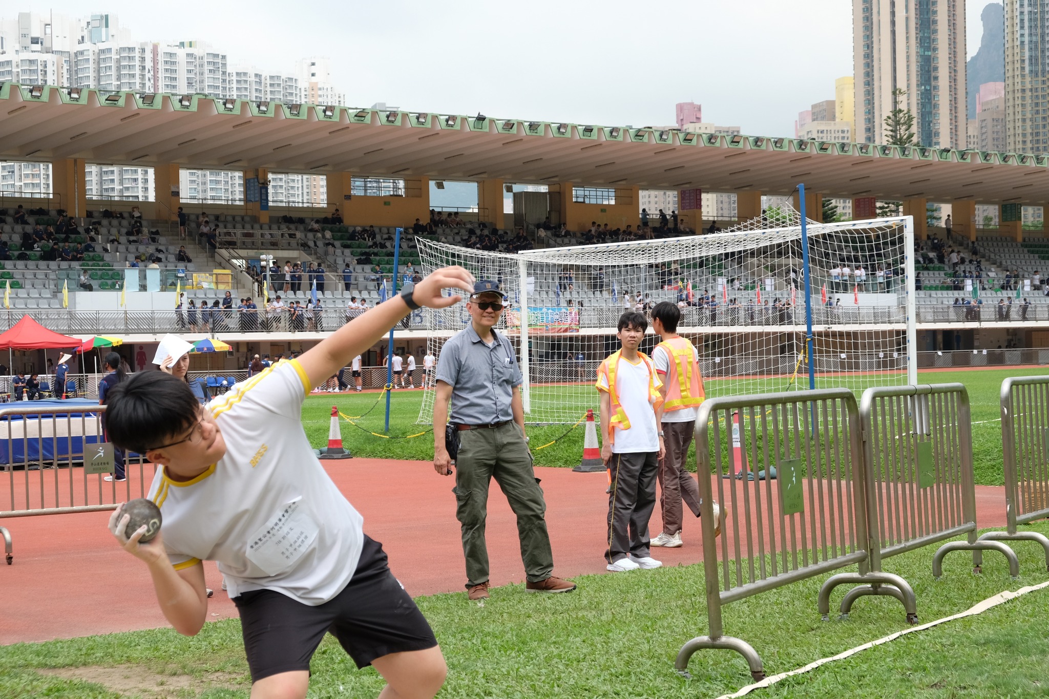 本年度陸運會於5月初舉行，縱然活動期間遇上雨天，導致少部分賽事未能完成，但無損全場熱鬧歡樂的氣氛。 - 圖片 5
