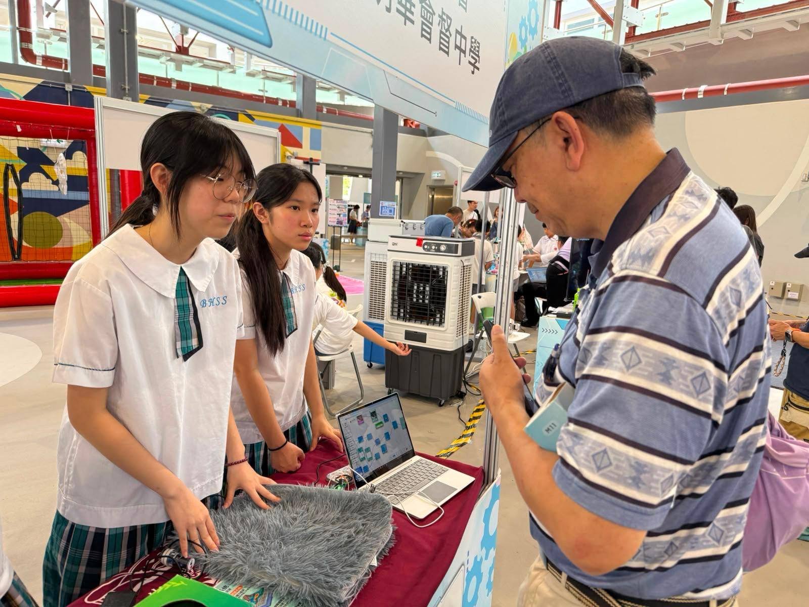 本校同學參加「Tech出新天地——香港青少年科技創新普及計劃」啟動禮，在互動攤位展示科技學習成果，向大眾介紹用心研發的作品。 - 圖片 4