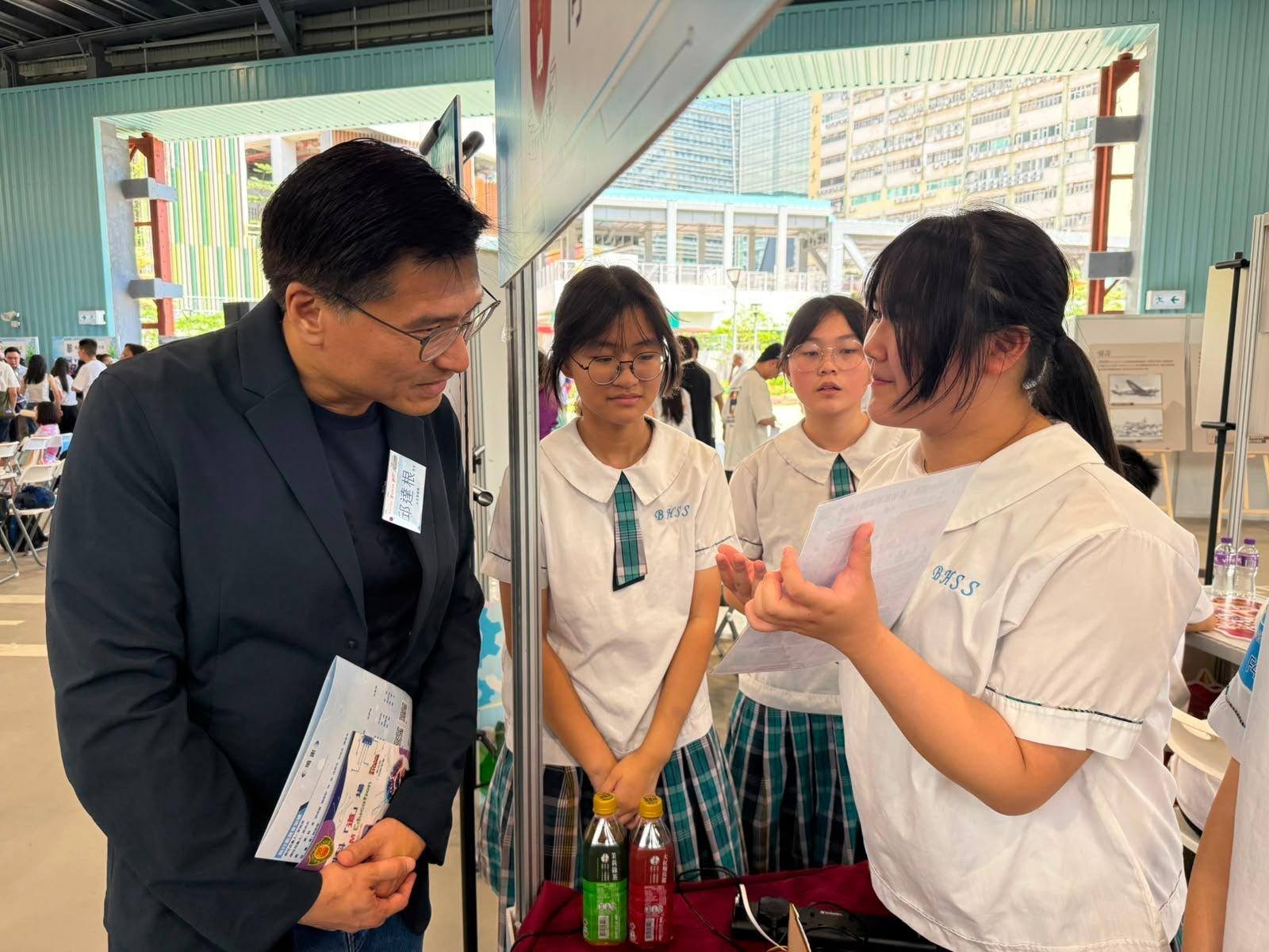 本校同學參加「Tech出新天地——香港青少年科技創新普及計劃」啟動禮，在互動攤位展示科技學習成果，向大眾介紹用心研發的作品。 - 圖片 2