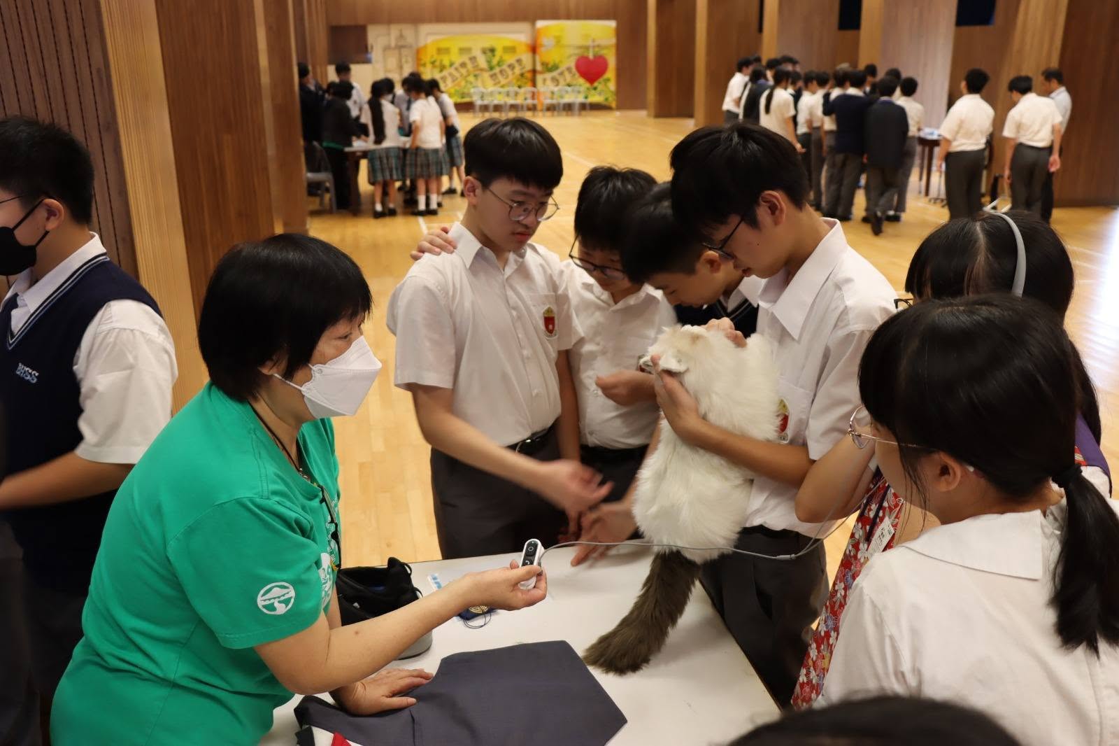中二級同學在校本「思‧創‧好世界」跨學科STEAM專題研習課程參加了「樂齡科技流動體驗站」 - 圖片 4